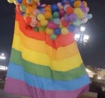 大胆同志艺术家不畏权威 空飘气球绑彩虹旗飞越莫斯科上空 - 51虹马