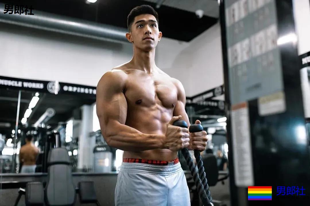 寸头腹肌小哥竟是星二代!？23岁港姐儿子凭腱子肉圈粉无数！ - 51虹马