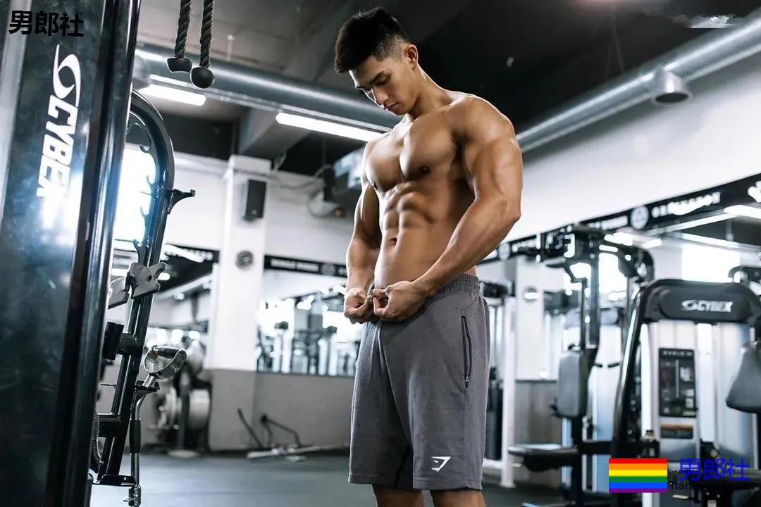 寸头腹肌小哥竟是星二代!？23岁港姐儿子凭腱子肉圈粉无数！ - 51虹马