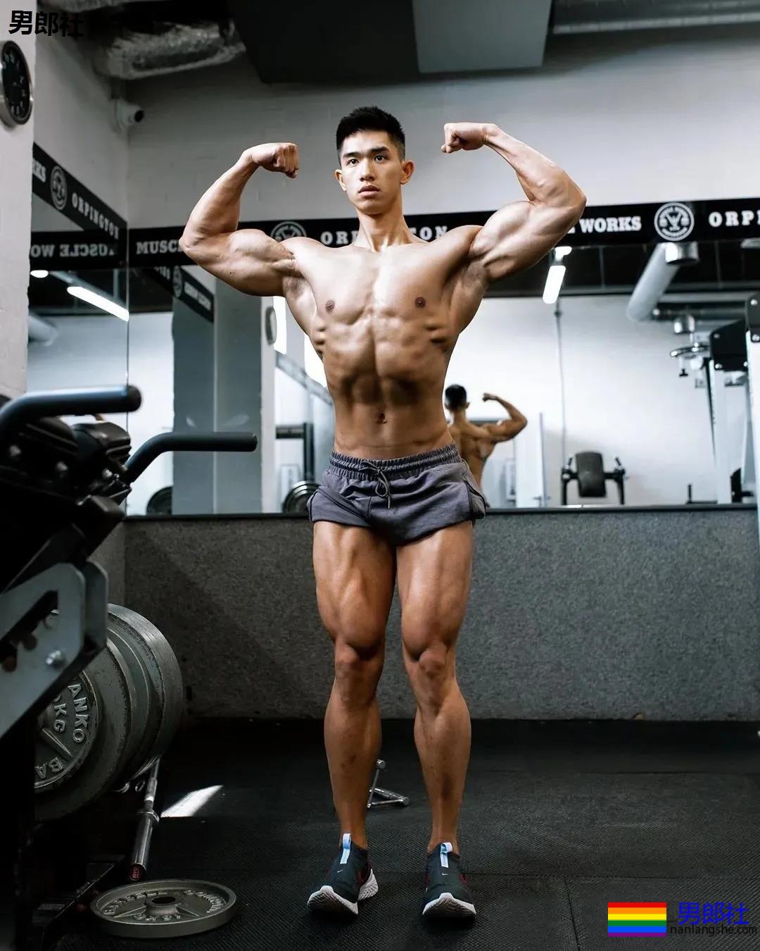 寸头腹肌小哥竟是星二代!？23岁港姐儿子凭腱子肉圈粉无数！ - 51虹马