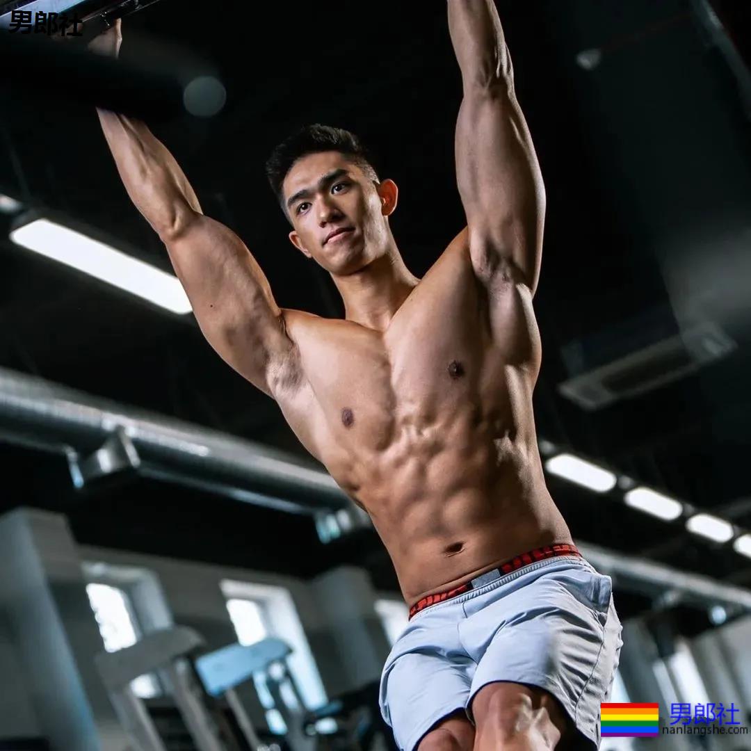 寸头腹肌小哥竟是星二代!？23岁港姐儿子凭腱子肉圈粉无数！ - 51虹马