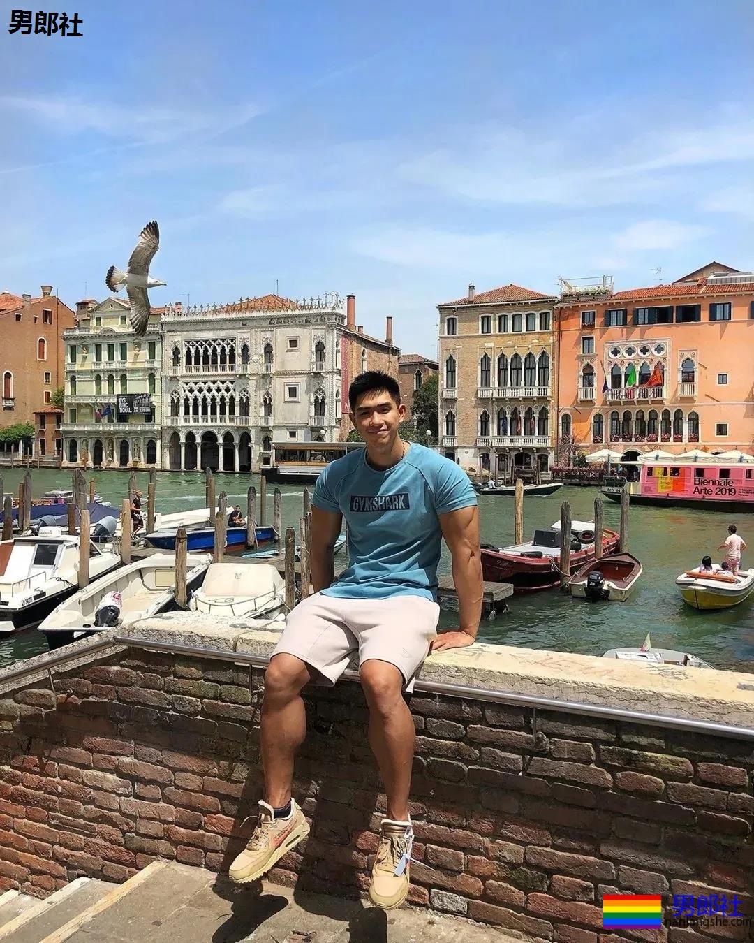 寸头腹肌小哥竟是星二代!？23岁港姐儿子凭腱子肉圈粉无数！ - 51虹马