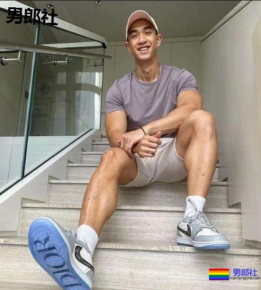 寸头腹肌小哥竟是星二代!？23岁港姐儿子凭腱子肉圈粉无数！ - 51虹马