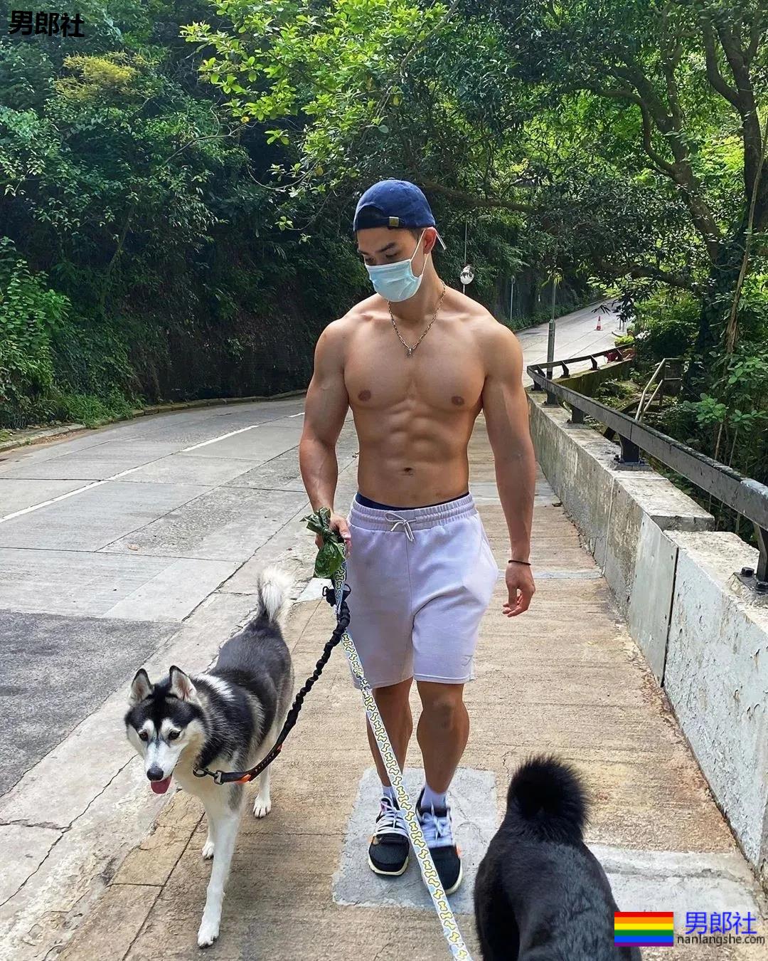 寸头腹肌小哥竟是星二代!？23岁港姐儿子凭腱子肉圈粉无数！ - 51虹马