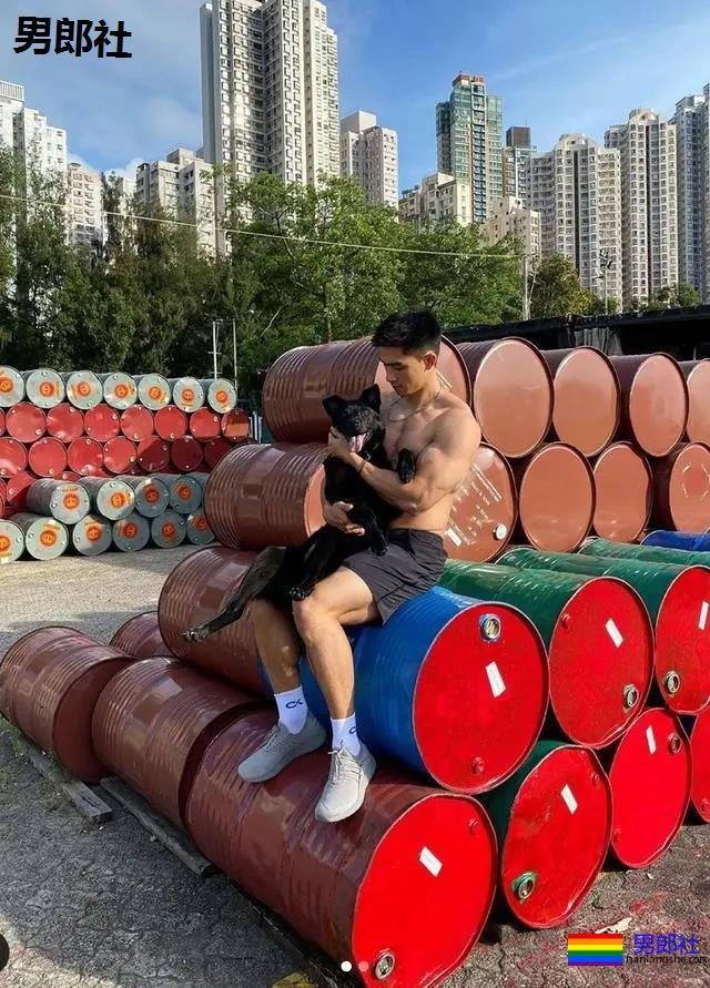 寸头腹肌小哥竟是星二代!？23岁港姐儿子凭腱子肉圈粉无数！ - 51虹马