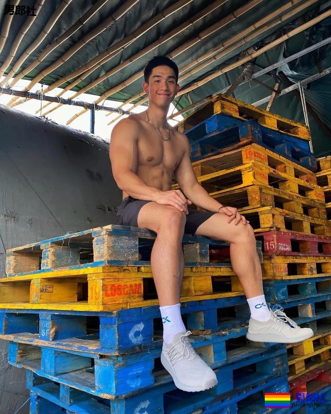 寸头腹肌小哥竟是星二代!？23岁港姐儿子凭腱子肉圈粉无数！ - 51虹马