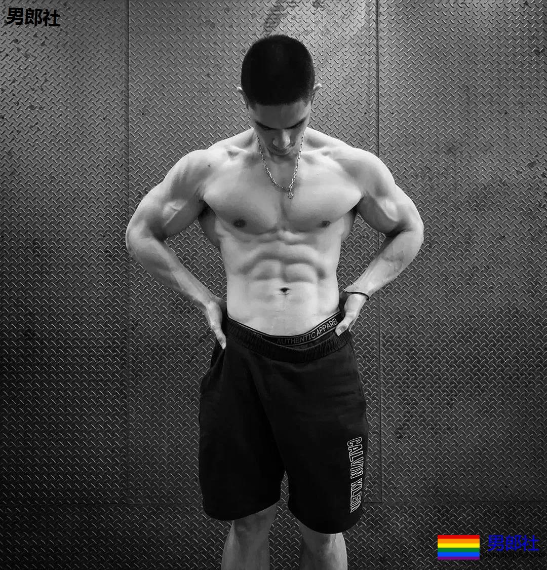 寸头腹肌小哥竟是星二代!？23岁港姐儿子凭腱子肉圈粉无数！ - 51虹马