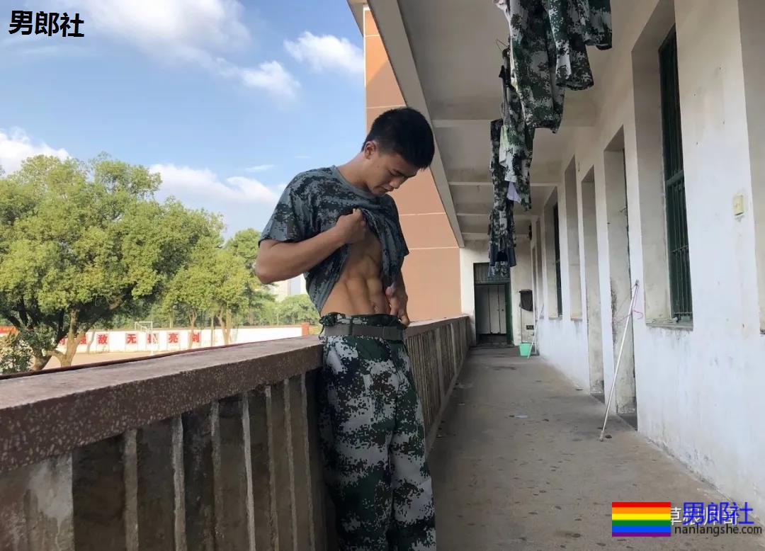 军训与腹肌小哥哥分到一个宿舍,太幸运了-51虹马