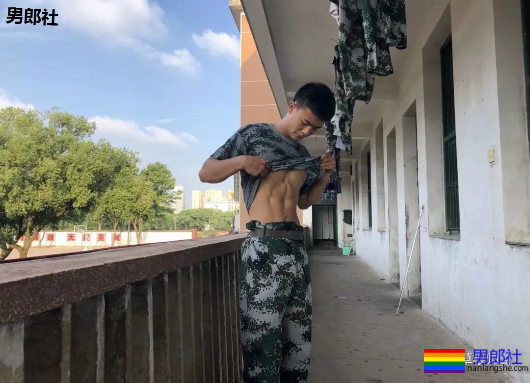 军训与腹肌小哥哥分到一个宿舍，太幸运了 - 51虹马