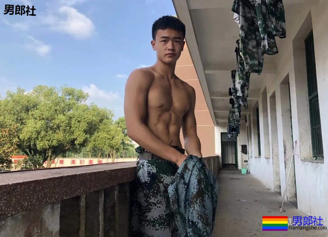 军训与腹肌小哥哥分到一个宿舍，太幸运了 - 51虹马
