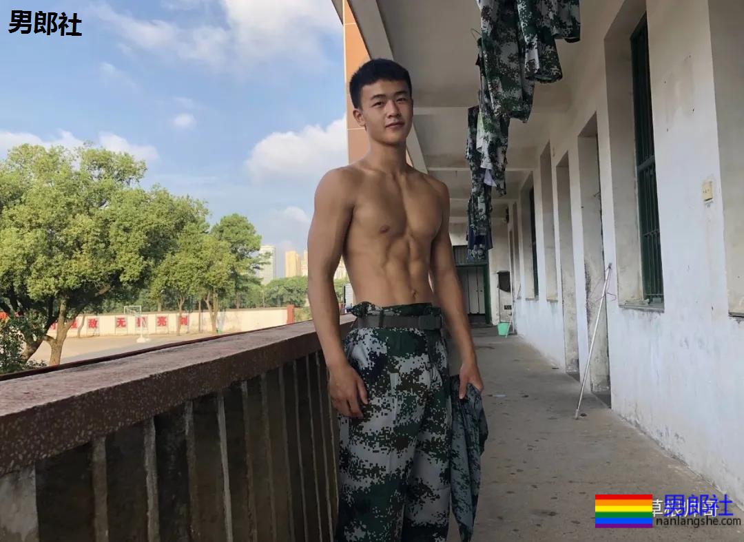 军训与腹肌小哥哥分到一个宿舍，太幸运了 - 51虹马