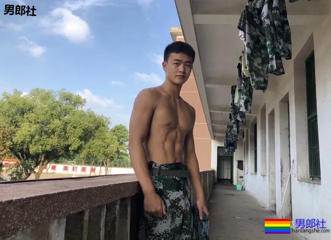 军训与腹肌小哥哥分到一个宿舍，太幸运了 - 51虹马