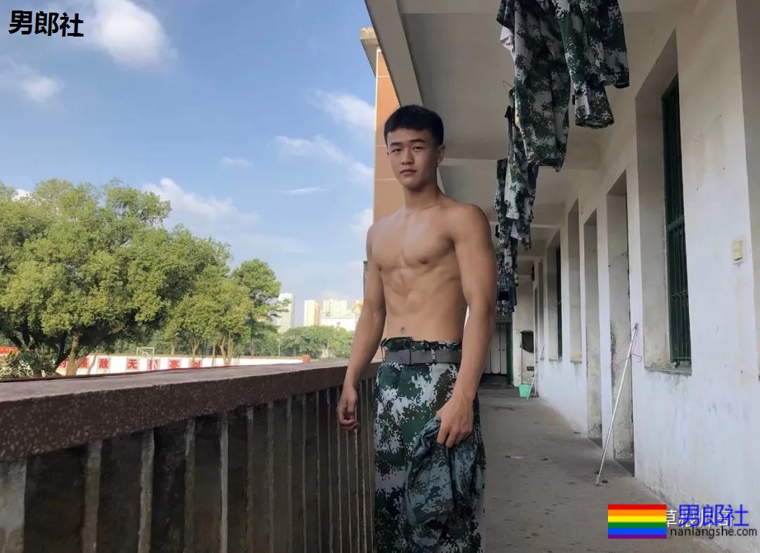 军训与腹肌小哥哥分到一个宿舍，太幸运了 - 51虹马