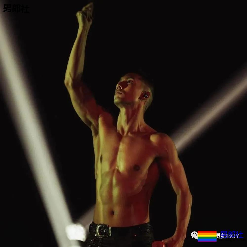 40岁的关智斌最近推最新写真，身材居然这么好 - 51虹马