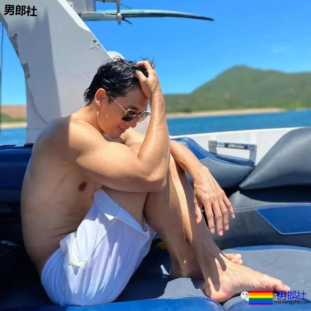 40岁的关智斌最近推最新写真，身材居然这么好 - 51虹马