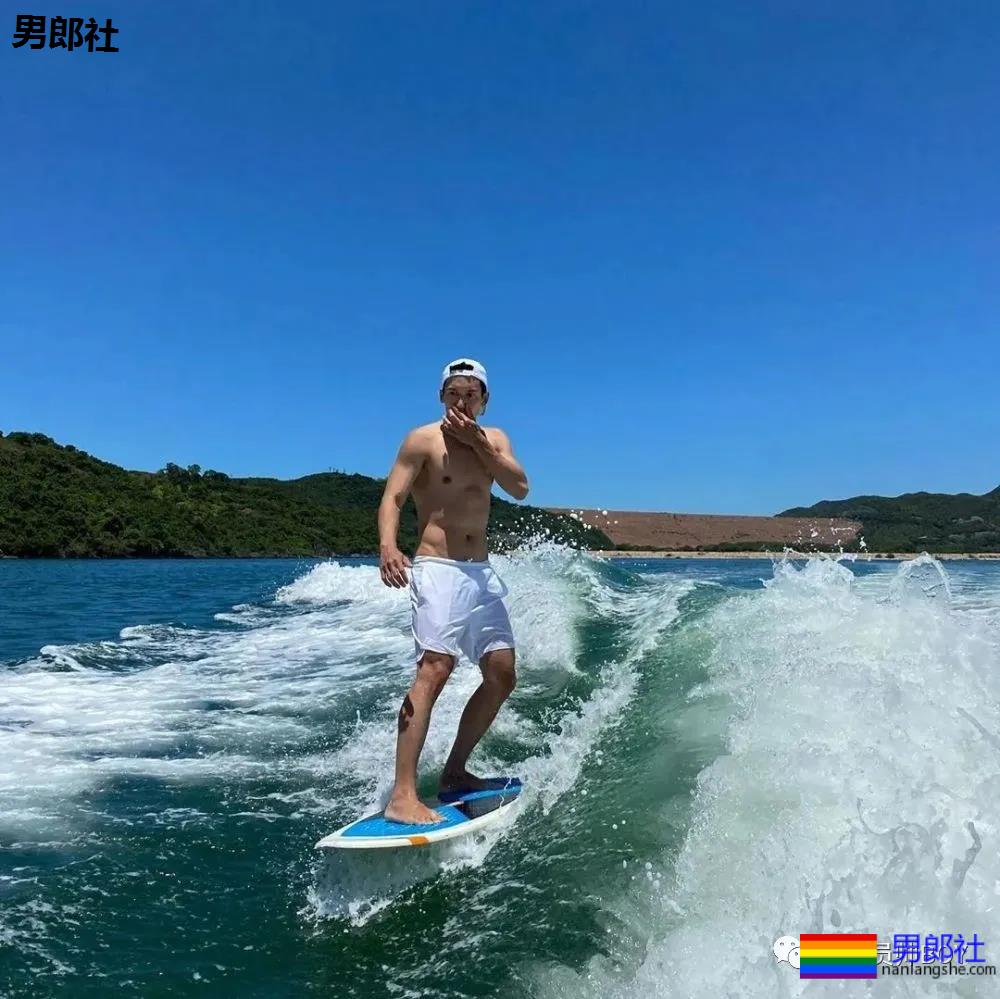 40岁的关智斌最近推最新写真，身材居然这么好 - 51虹马