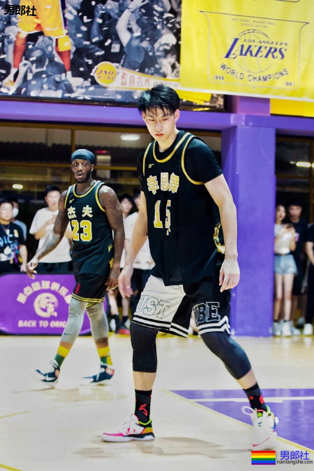 2米03南昌大学篮球体育生,逆天长腿高鼻梁,这身子馋没? - 51虹马 2米03南昌大学篮球体育生,逆天长腿高鼻梁,这身子馋没? - 51虹马