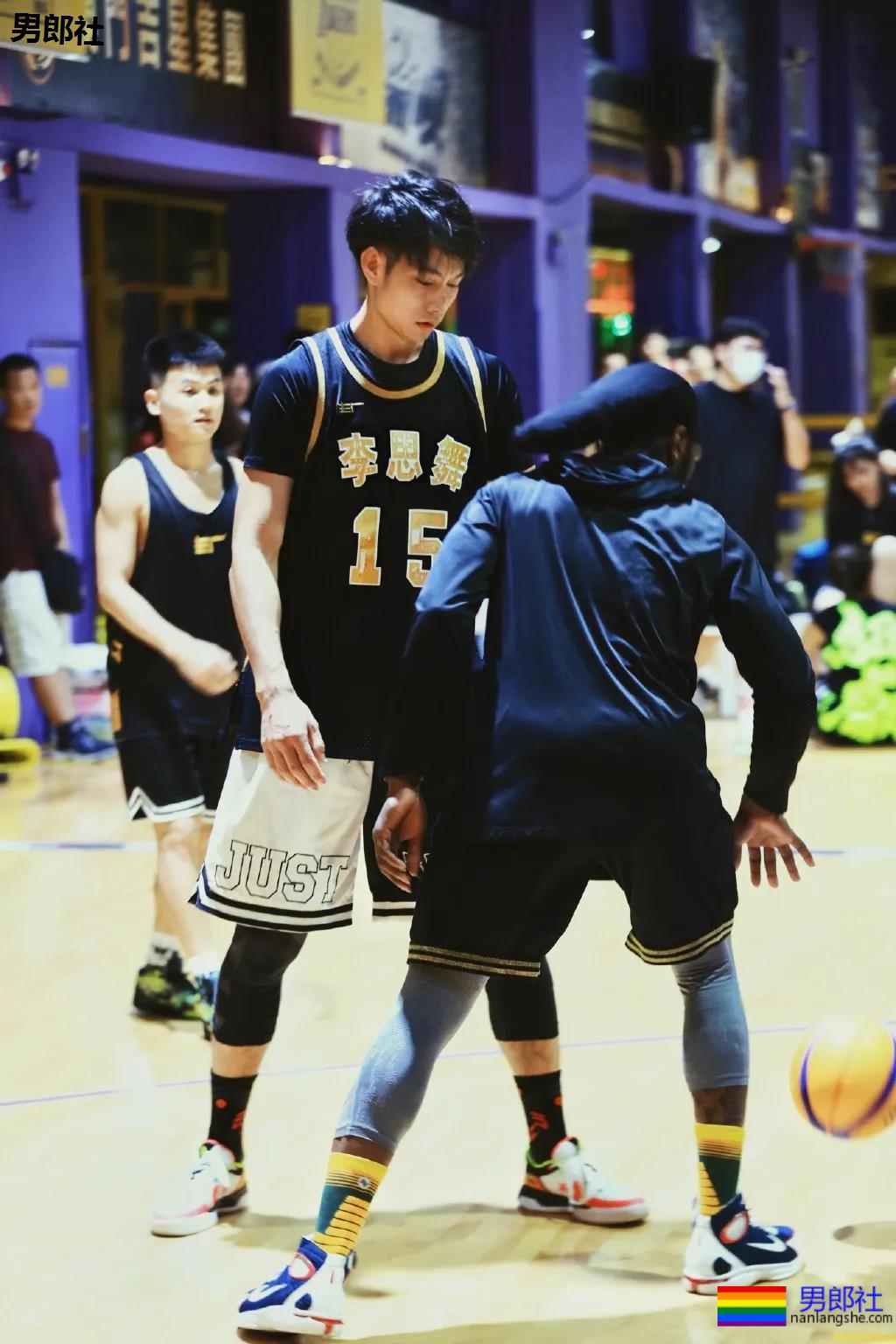 2米03南昌大学篮球体育生,逆天长腿高鼻梁,这身子馋没? - 51虹马 2米03南昌大学篮球体育生,逆天长腿高鼻梁,这身子馋没? - 51虹马