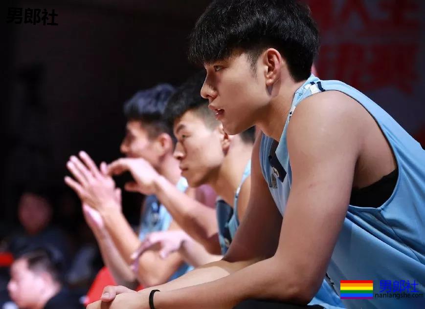 2米03南昌大学篮球体育生,逆天长腿高鼻梁,这身子馋没? - 51虹马 2米03南昌大学篮球体育生,逆天长腿高鼻梁,这身子馋没? - 51虹马