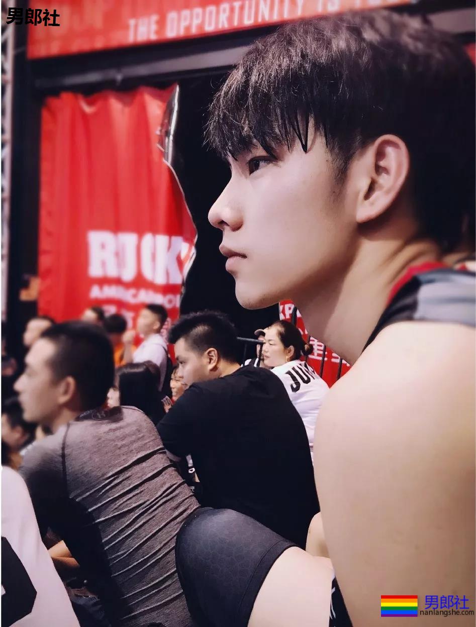 2米03南昌大学篮球体育生,逆天长腿高鼻梁,这身子馋没? - 51虹马 2米03南昌大学篮球体育生,逆天长腿高鼻梁,这身子馋没? - 51虹马