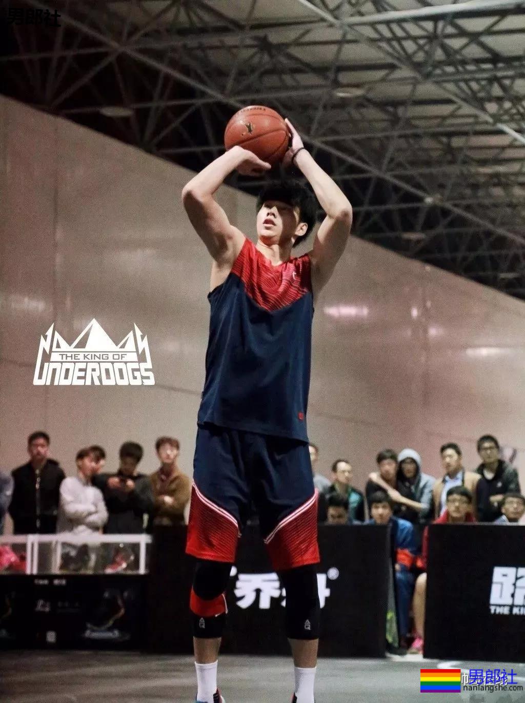 2米03南昌大学篮球体育生,逆天长腿高鼻梁,这身子馋没? - 51虹马 2米03南昌大学篮球体育生,逆天长腿高鼻梁,这身子馋没? - 51虹马