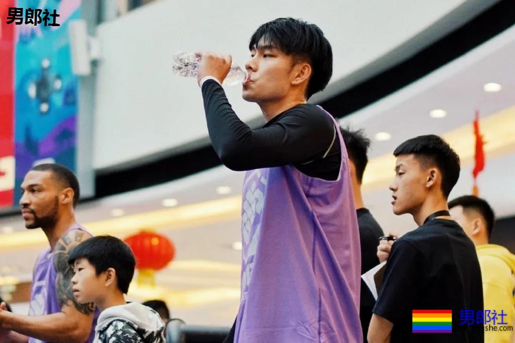 2米03南昌大学篮球体育生,逆天长腿高鼻梁,这身子馋没? - 51虹马 2米03南昌大学篮球体育生,逆天长腿高鼻梁,这身子馋没? - 51虹马