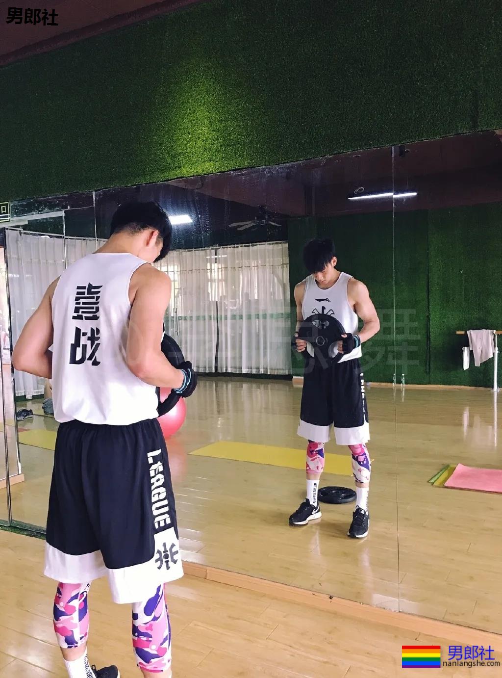 2米03南昌大学篮球体育生,逆天长腿高鼻梁,这身子馋没? - 51虹马 2米03南昌大学篮球体育生,逆天长腿高鼻梁,这身子馋没? - 51虹马