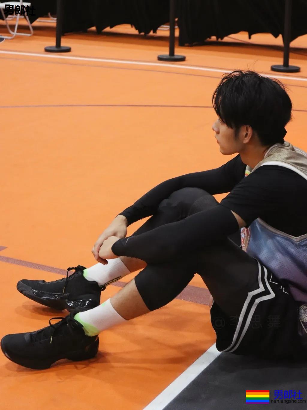 2米03南昌大学篮球体育生,逆天长腿高鼻梁,这身子馋没? - 51虹马 2米03南昌大学篮球体育生,逆天长腿高鼻梁,这身子馋没? - 51虹马