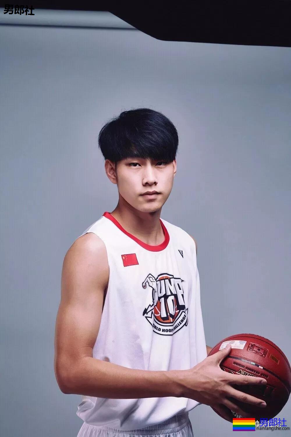 2米03南昌大学篮球体育生,逆天长腿高鼻梁,这身子馋没? - 51虹马 2米03南昌大学篮球体育生,逆天长腿高鼻梁,这身子馋没? - 51虹马