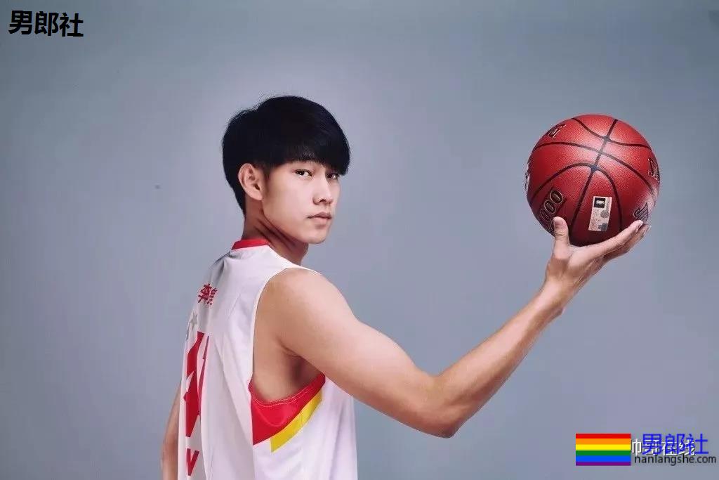 2米03南昌大学篮球体育生,逆天长腿高鼻梁,这身子馋没? - 51虹马 2米03南昌大学篮球体育生,逆天长腿高鼻梁,这身子馋没? - 51虹马