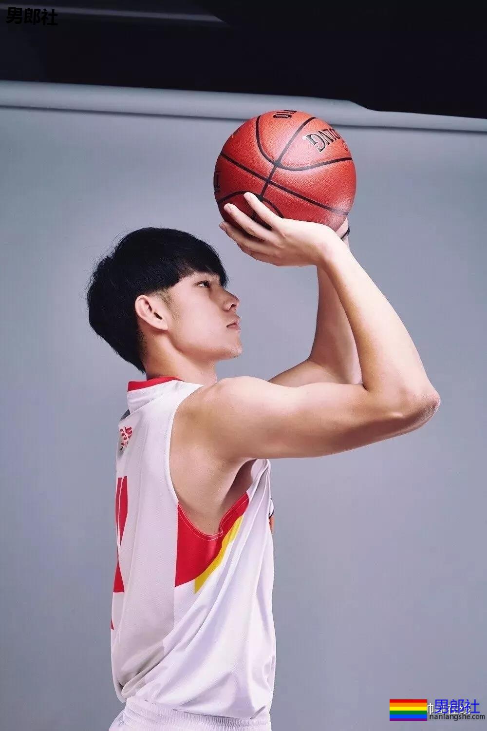 2米03南昌大学篮球体育生,逆天长腿高鼻梁,这身子馋没? - 51虹马 2米03南昌大学篮球体育生,逆天长腿高鼻梁,这身子馋没? - 51虹马