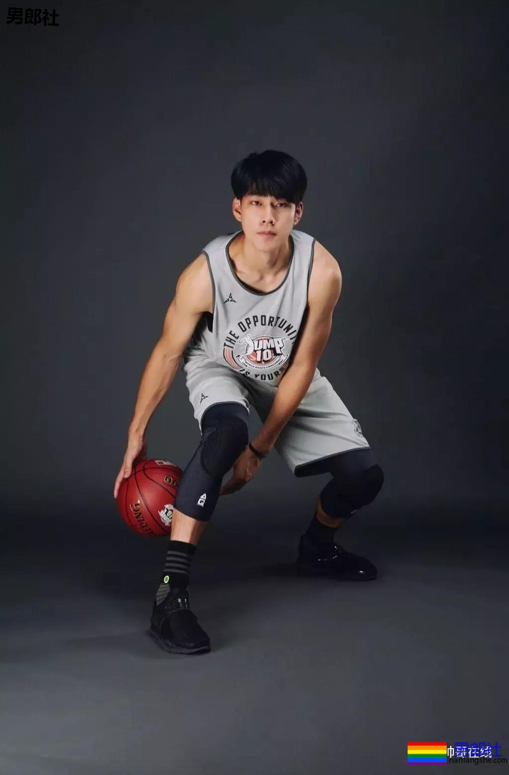 2米03南昌大学篮球体育生,逆天长腿高鼻梁,这身子馋没? - 51虹马 2米03南昌大学篮球体育生,逆天长腿高鼻梁,这身子馋没? - 51虹马