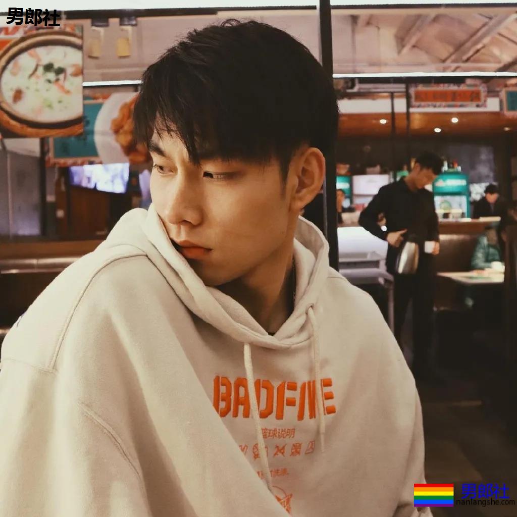 2米03南昌大学篮球体育生,逆天长腿高鼻梁,这身子馋没? - 51虹马 2米03南昌大学篮球体育生,逆天长腿高鼻梁,这身子馋没? - 51虹马