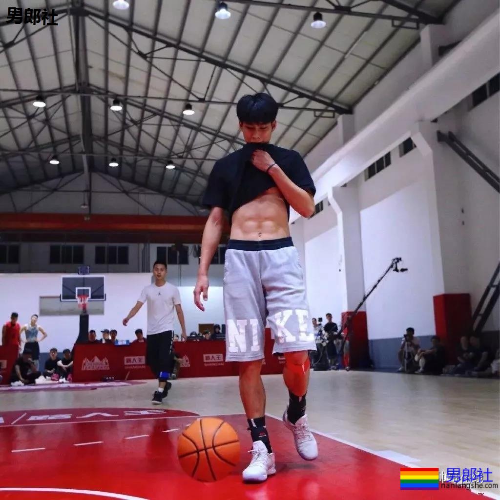 2米03南昌大学篮球体育生,逆天长腿高鼻梁,这身子馋没? - 51虹马 2米03南昌大学篮球体育生,逆天长腿高鼻梁,这身子馋没? - 51虹马