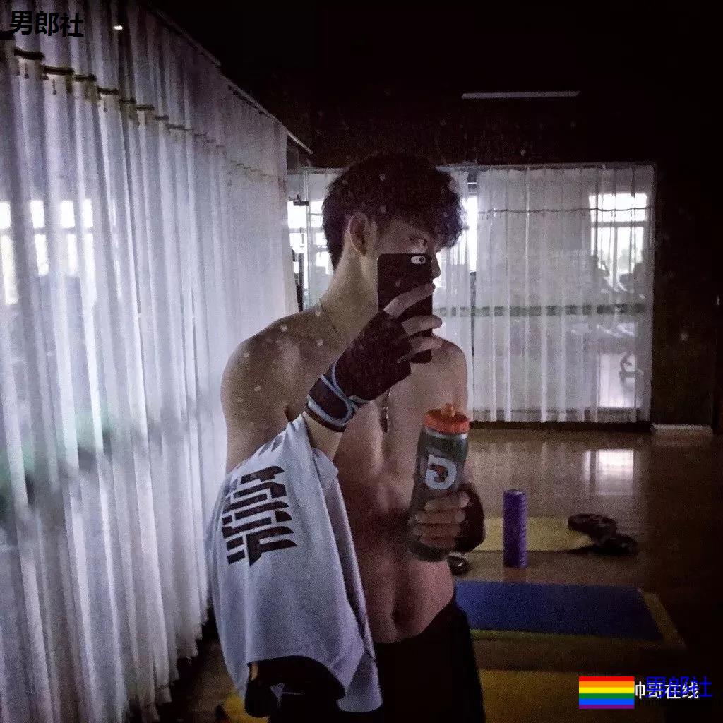 2米03南昌大学篮球体育生,逆天长腿高鼻梁,这身子馋没? - 51虹马 2米03南昌大学篮球体育生,逆天长腿高鼻梁,这身子馋没? - 51虹马