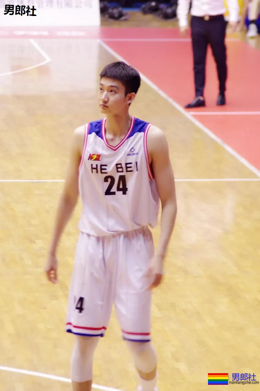 195篮球小哥哥，这侧颜也太好看了！ - 51虹马