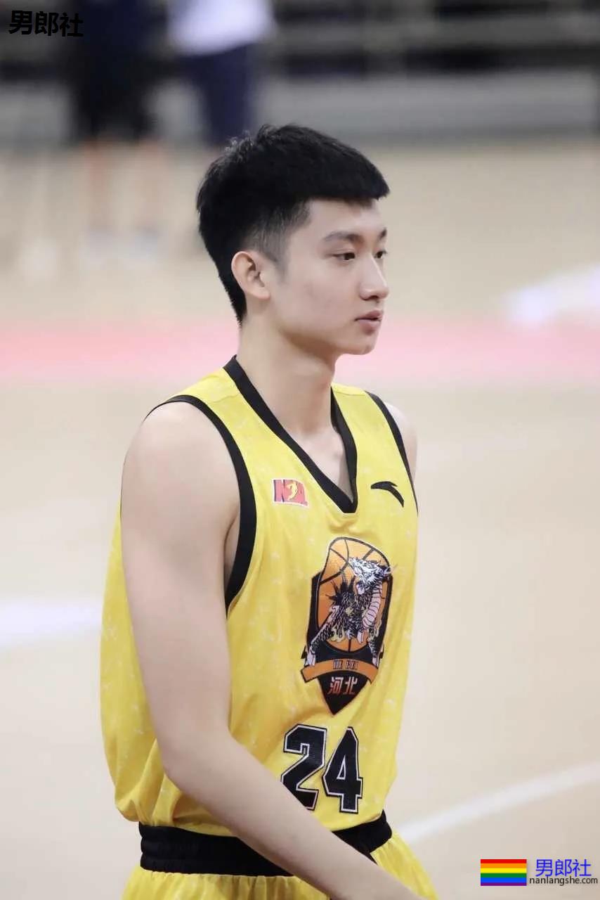 195篮球小哥哥，这侧颜也太好看了！ - 51虹马