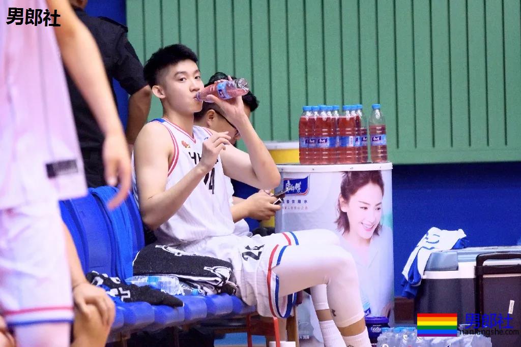 195篮球小哥哥，这侧颜也太好看了！ - 51虹马