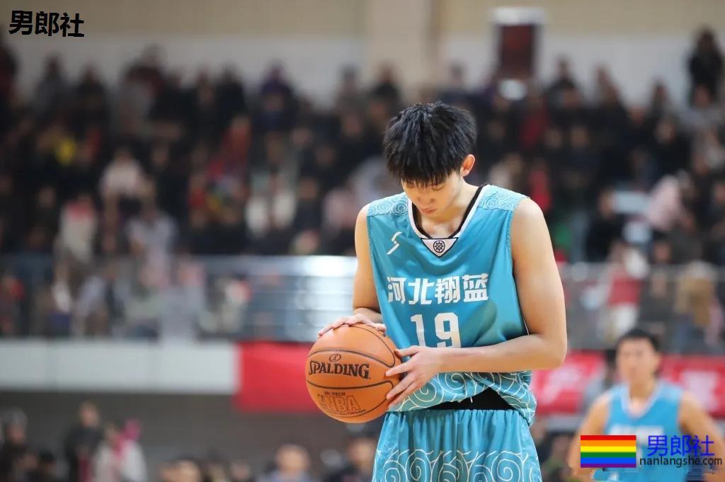 195篮球小哥哥，这侧颜也太好看了！ - 51虹马