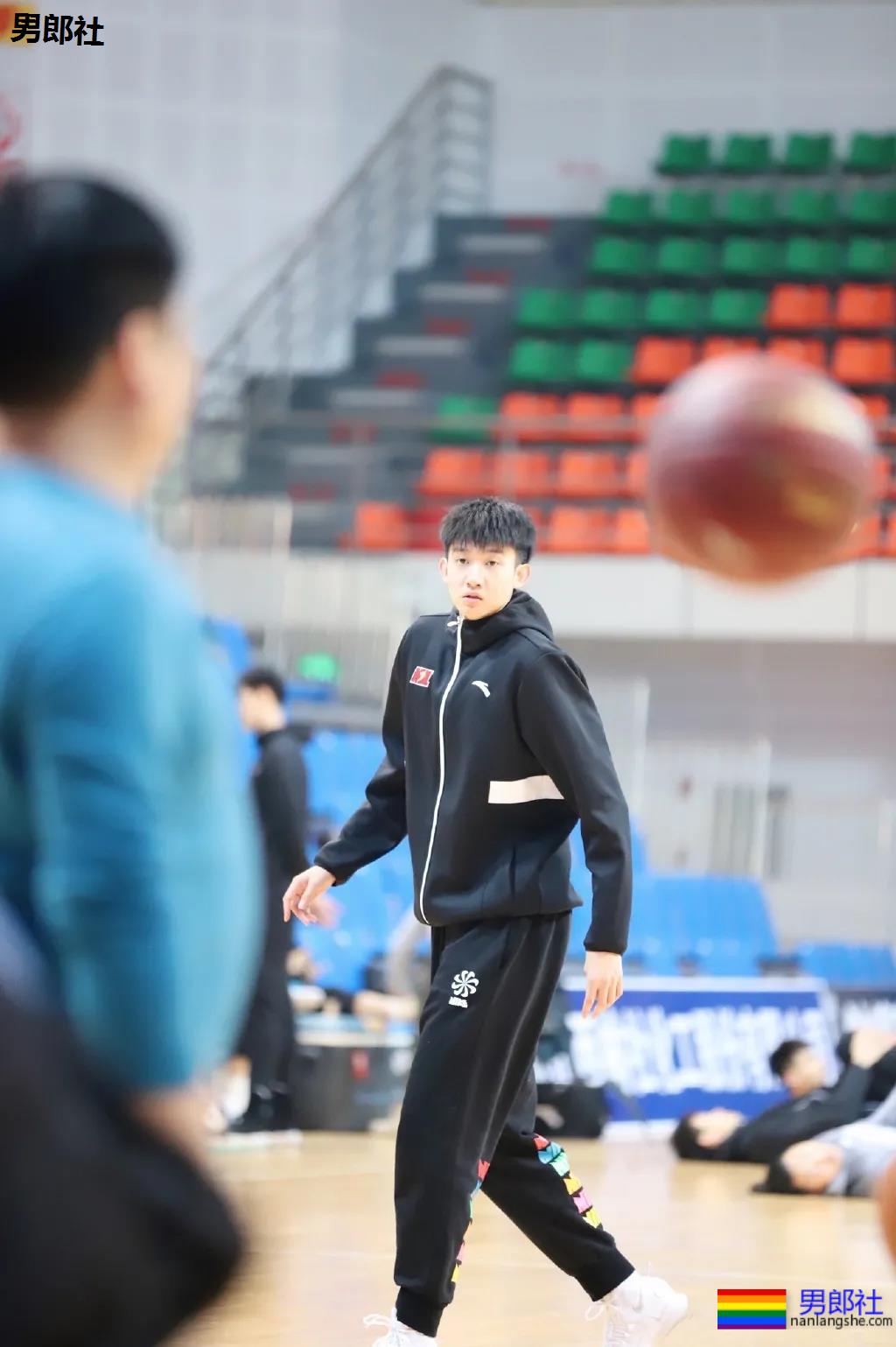 195篮球小哥哥，这侧颜也太好看了！ - 51虹马