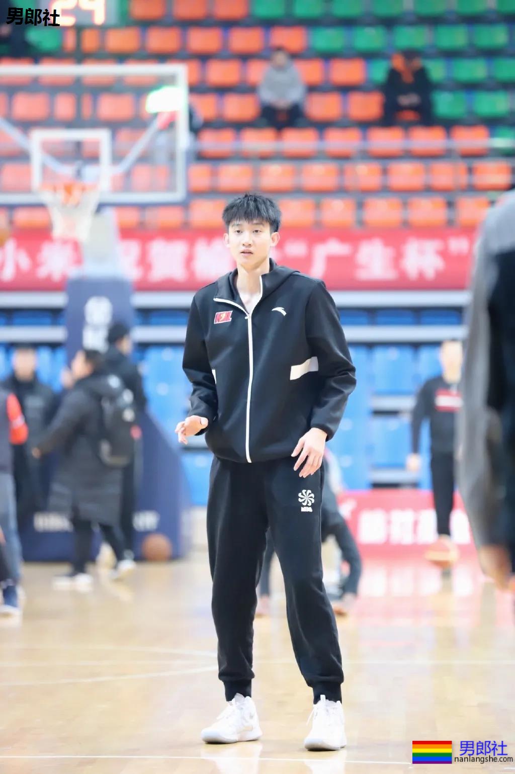 195篮球小哥哥，这侧颜也太好看了！ - 51虹马