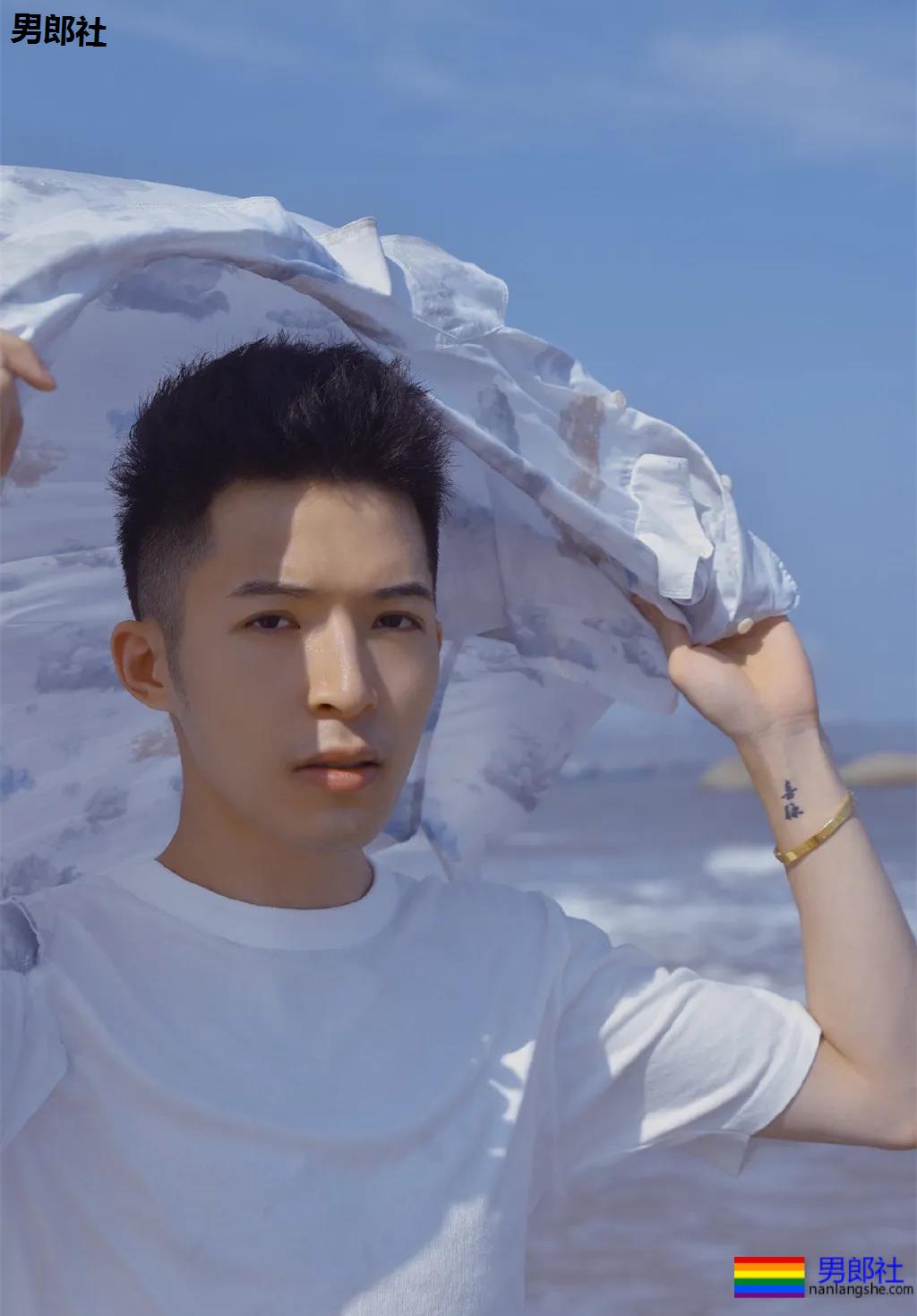 干净帅气的白衬衫男孩，看一眼就想带回家！ - 51虹马