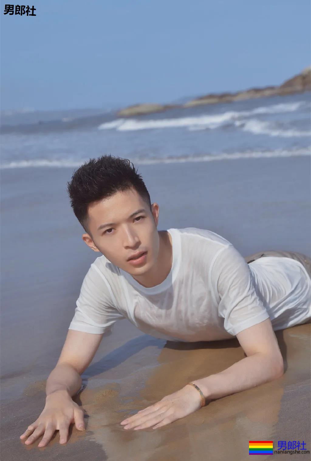 干净帅气的白衬衫男孩，看一眼就想带回家！ - 51虹马