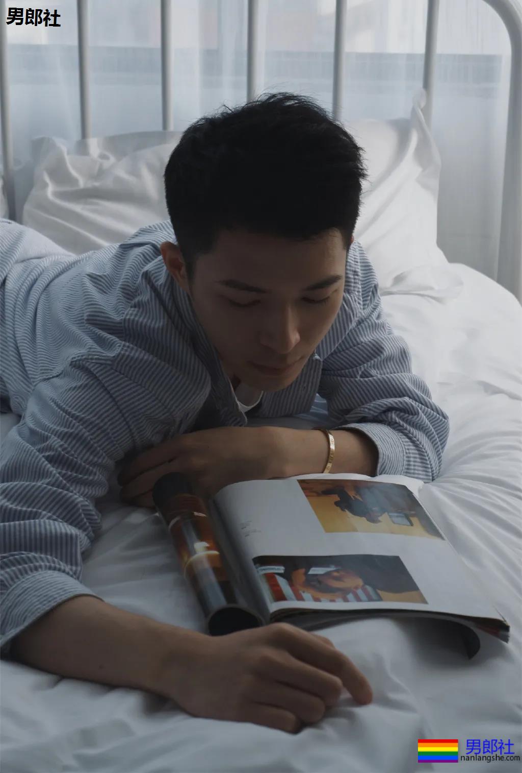 干净帅气的白衬衫男孩，看一眼就想带回家！ - 51虹马