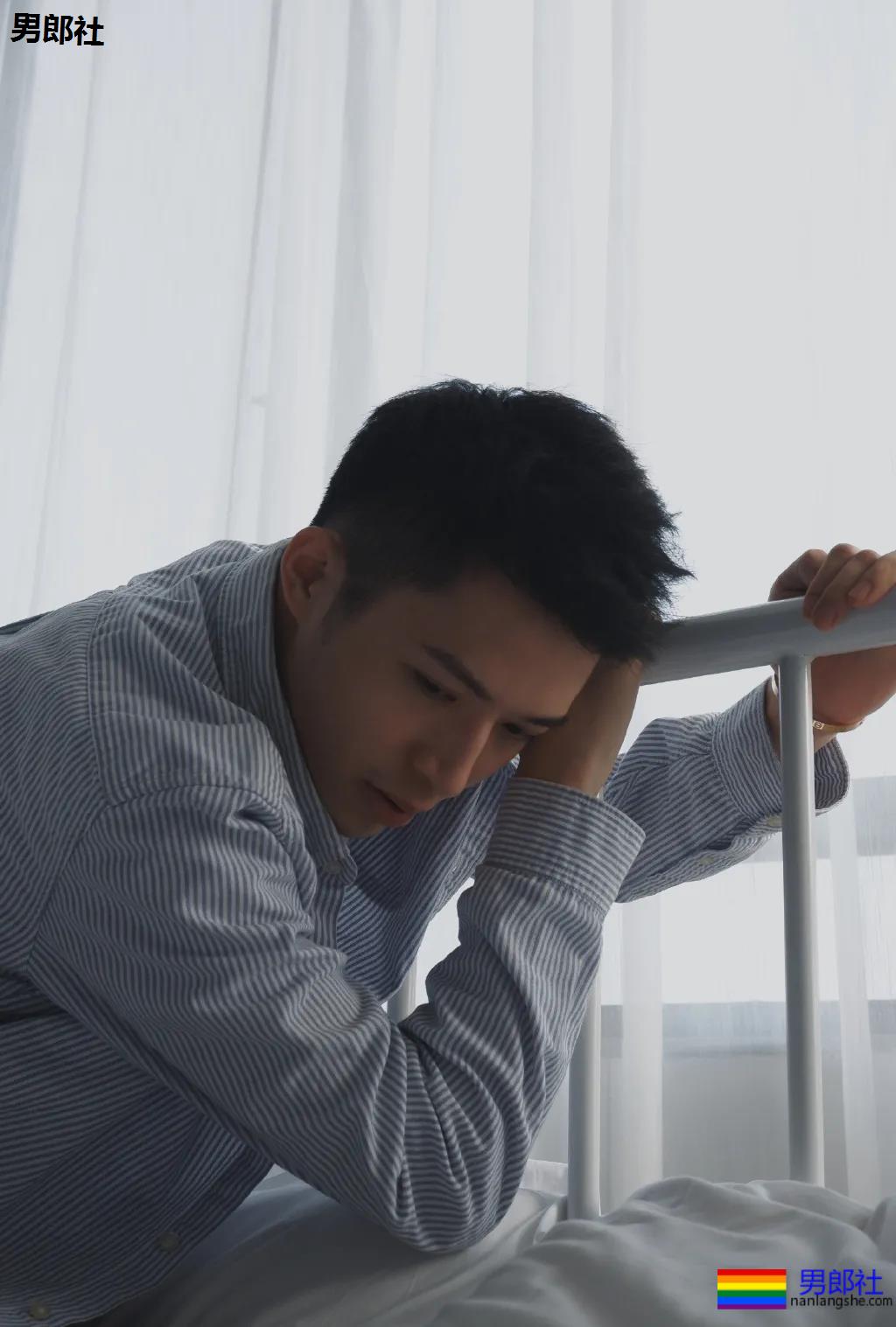 干净帅气的白衬衫男孩，看一眼就想带回家！ - 51虹马