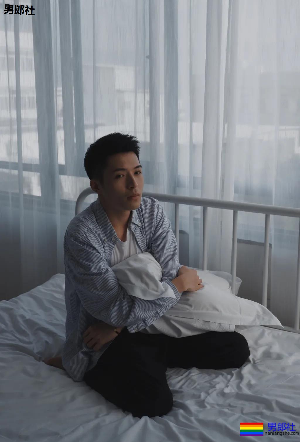 干净帅气的白衬衫男孩，看一眼就想带回家！ - 51虹马