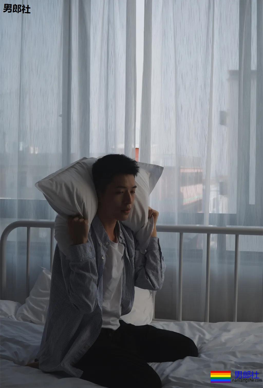 干净帅气的白衬衫男孩，看一眼就想带回家！ - 51虹马