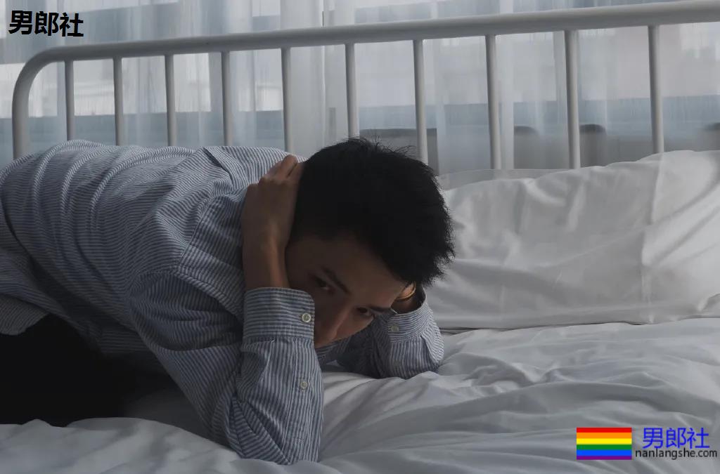 干净帅气的白衬衫男孩，看一眼就想带回家！ - 51虹马