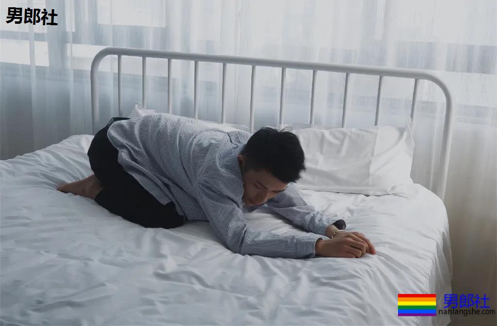 干净帅气的白衬衫男孩，看一眼就想带回家！ - 51虹马