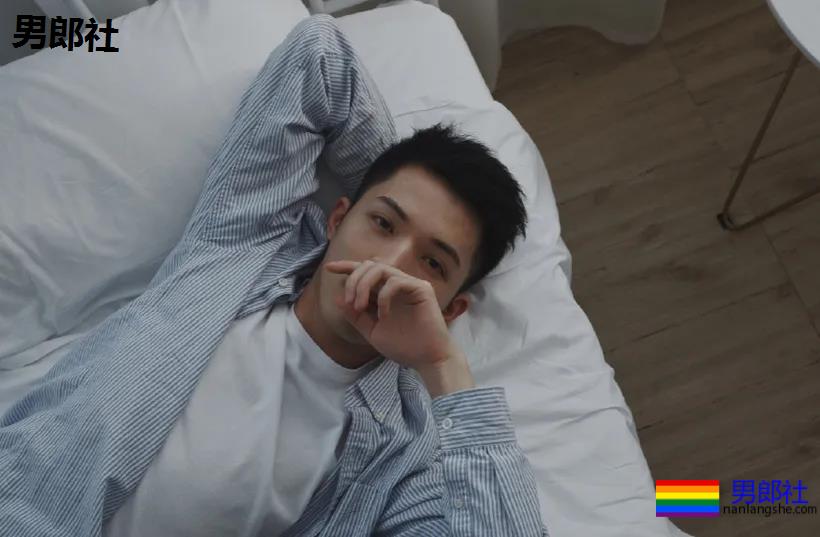 干净帅气的白衬衫男孩，看一眼就想带回家！ - 51虹马